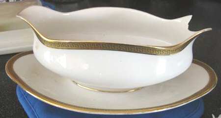 BER199 Gravy Boat with Attached Underplate