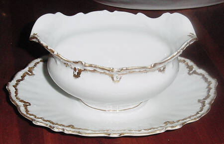BWD278 Gravy Boat with Attached Underplate