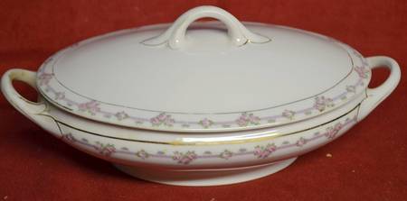 BAV137 Oval Covered Vegetable
