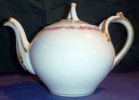 BER269 Teapot & Lid