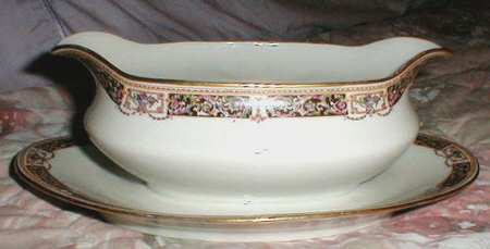 BER270 Gravy Boat with Attached Underplate