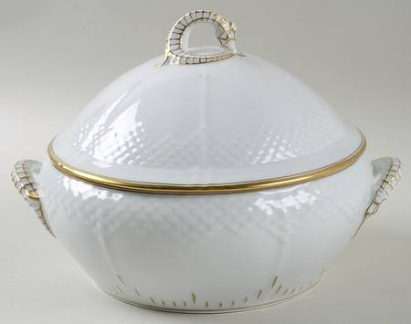Akjaer (White Background) Round Covered Vegetable