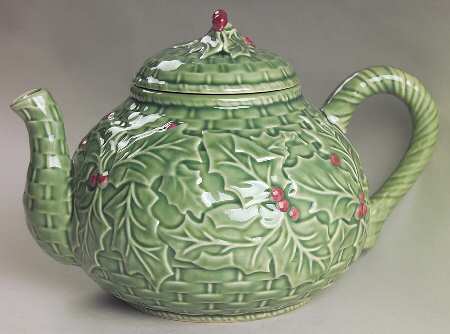 Holly (Christmas Holly) Teapot & Lid by Bordallo Pinheiro