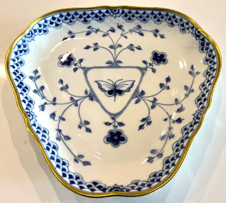 Dickens Triangular Cake Plate