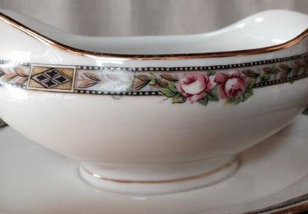 BOJ62 Gravy Boat with Attached Underplate