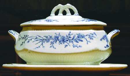 Clover Tureen & Lid w/Underplate
