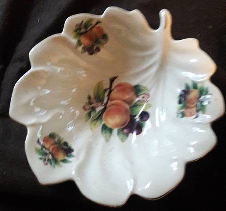 BAU54 Leaf Shaped Dish