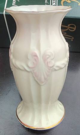 Georgian Shell Violet Vase