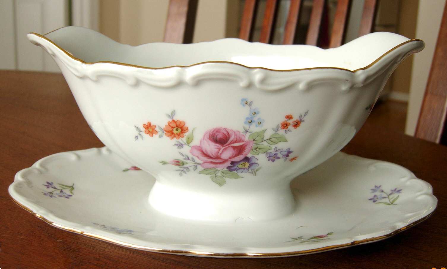 BTH207 Gravy Boat with Attached Underplate