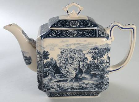 Opulent Manor Teapot & Lid
