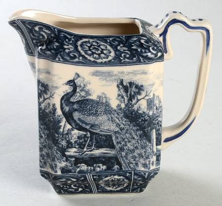 Opulent Manor Creamer