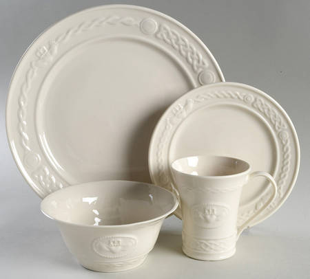 Claddagh Collection 32 Piece Estate Set