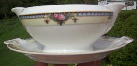 22507 Gravy Boat with Attached Underplate