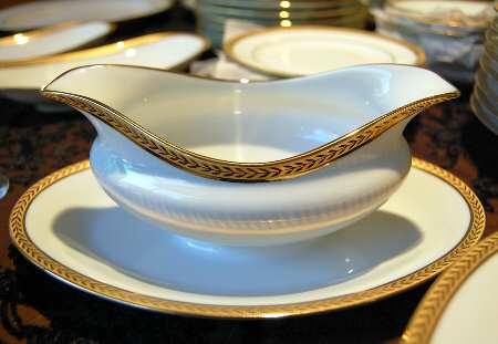 BER578 Gravy Boat with Attached Underplate