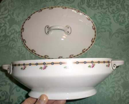 BAV417 Oval Covered Vegetable