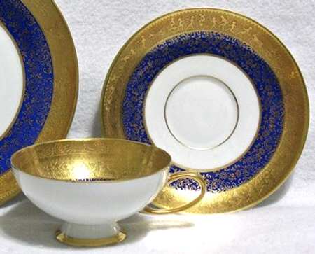 BAV425 Footed Cup & Saucer Set