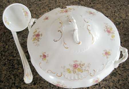 BIS39 Tureen & Lid w/Ladle