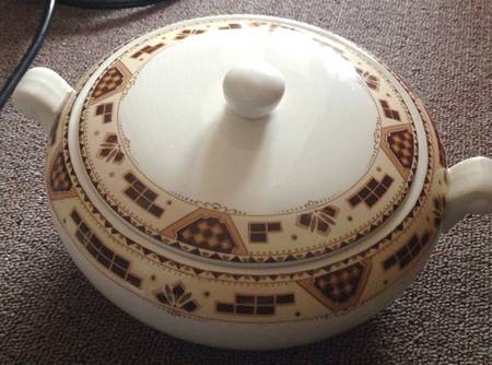 BOO67 Round Covered Vegetable