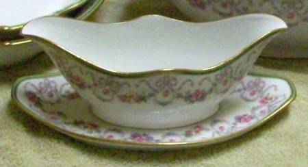 BER659 Gravy Boat with Attached Underplate