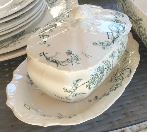 Chantrey Sauce Boat & Lid with Underplate