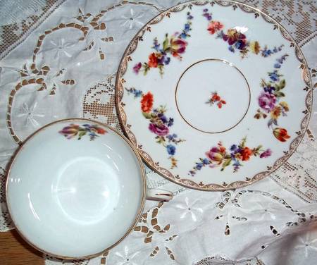 BEB82 Flat Cup & Saucer Set