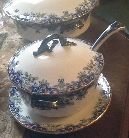 C2966 Tureen & Lid w/Ladle & Underplate
