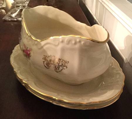 BR21 Gravy Boat with Attached Underplate