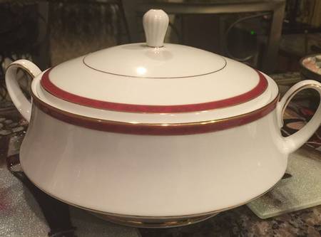 Cavendish Round Covered Vegetable