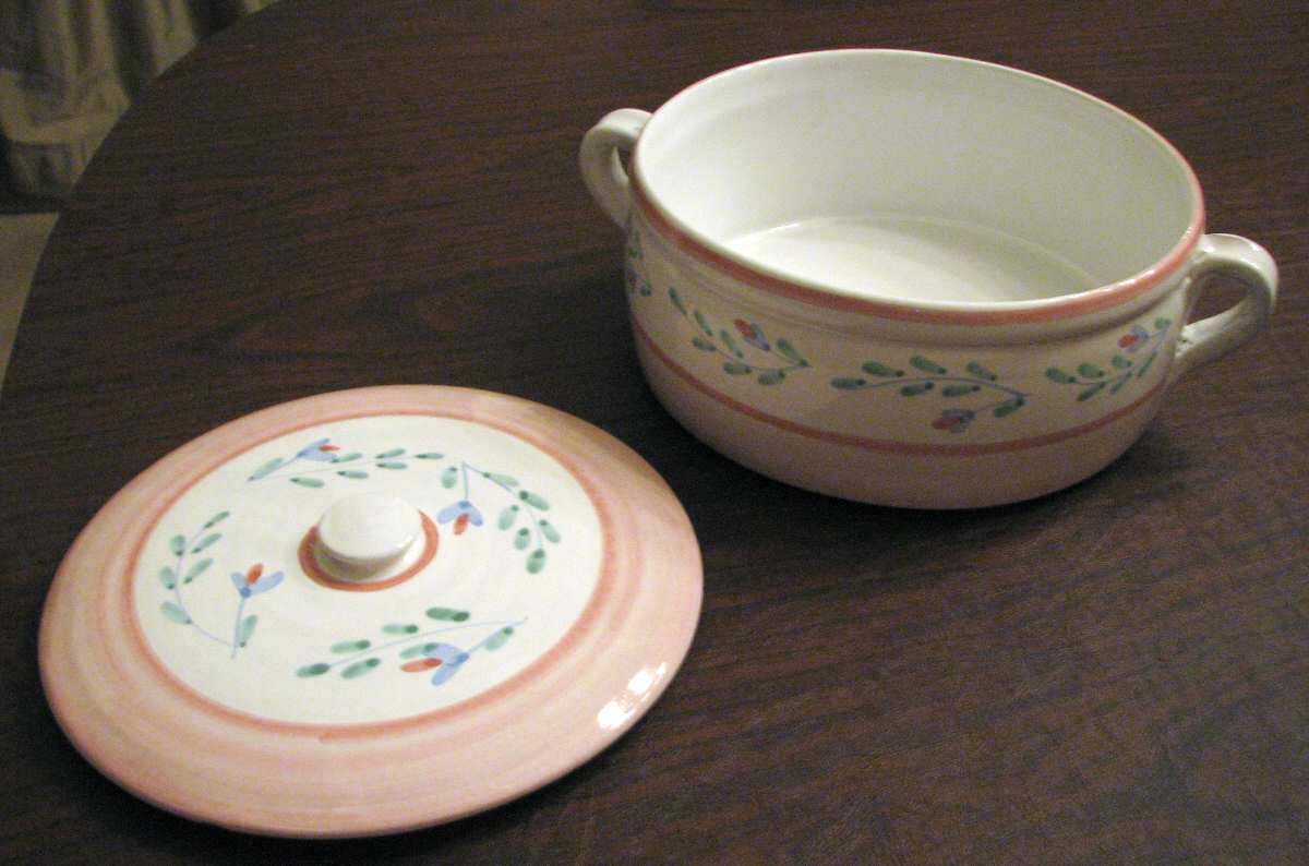 Pink Garland 5 Quart Round Covered Casserole