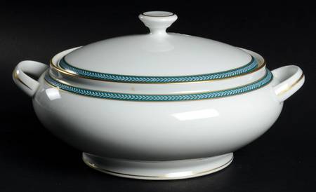 Laurier Blue Round Covered Vegetable