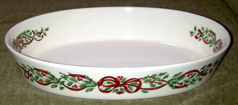 Ribbon Holly Oval Baker