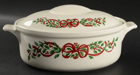 Ribbon Holly 2 Quart Oval Covered Casserole