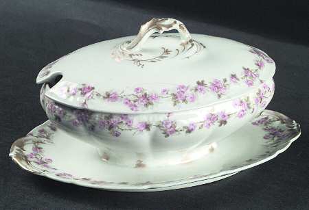 Fountainbleau Gravy Boat w/Attached Underplate & Lid
