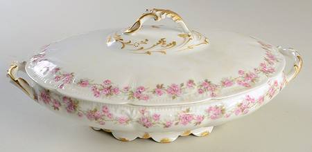 Fountainbleau Oval Covered Vegetable