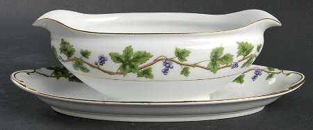 Vineyard Gravy Boat with Attached Underplate