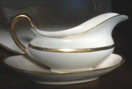 Hathaway Gravy Boat & Underplate