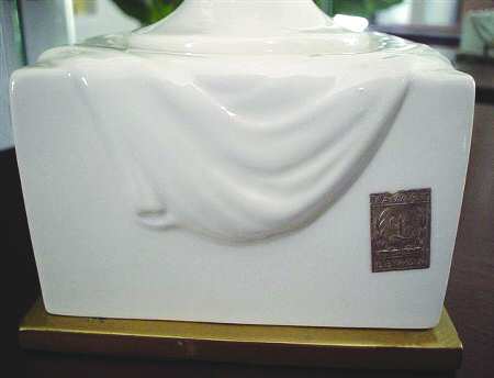 Giftware 10" Pedestal Vase