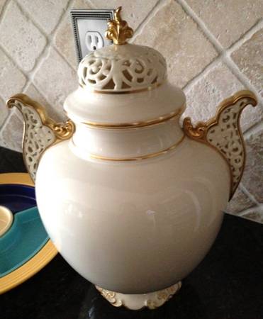 Giftware Vase/Urn & Lid
