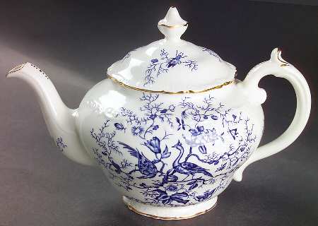 Cairo Blue On White (Raised Edge, Gold) Teapot & Lid