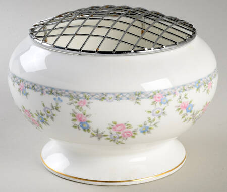 Trellis Rose Rose Bowl & Metal Frog