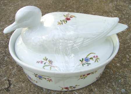 Versailles (Scalloped) 8" Oval Covered Casserole