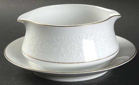 Chantilly Gravy Boat with Attached Underplate