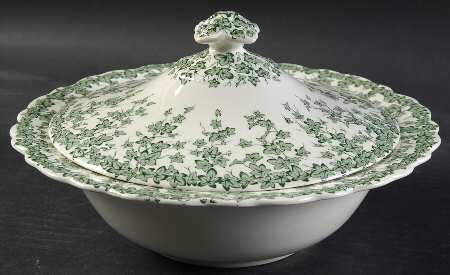 Early English Ivy Green Round Covered Vegetable