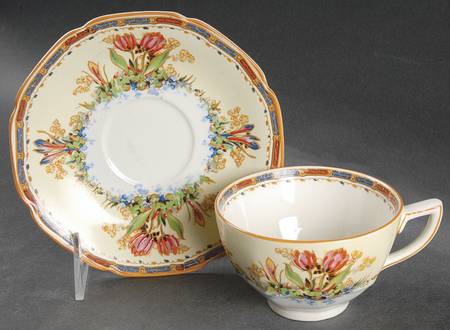 Tulip Flat Cup & Saucer Set