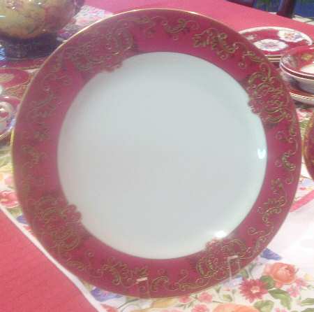 Coronation (All Magenta, Gold) Dinner Plate
