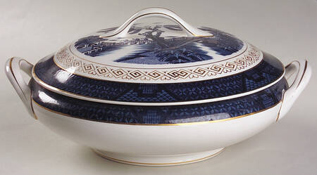Willow Blue Round Covered Vegetable