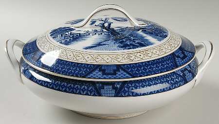Willow Blue Round Covered Vegetable