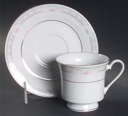 Coquille Footed Cup & Saucer Set