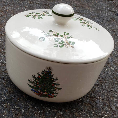 Christmas Tree (Narrow Green Band) 1.25 Qt Round Covered Casserole