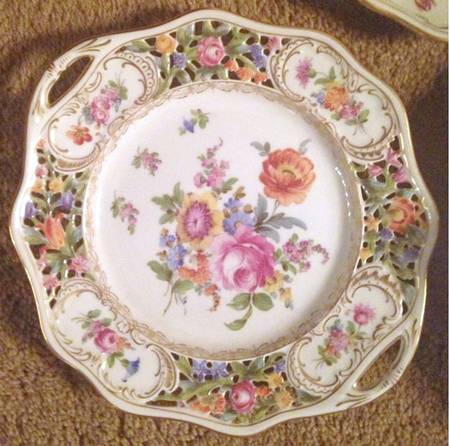 C6T1 Handled Cake Plate